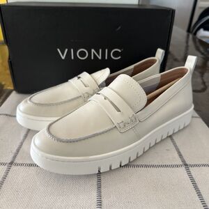 Vionic Uptown Cream Loafer Womens Size 7.5  Leather Slip On